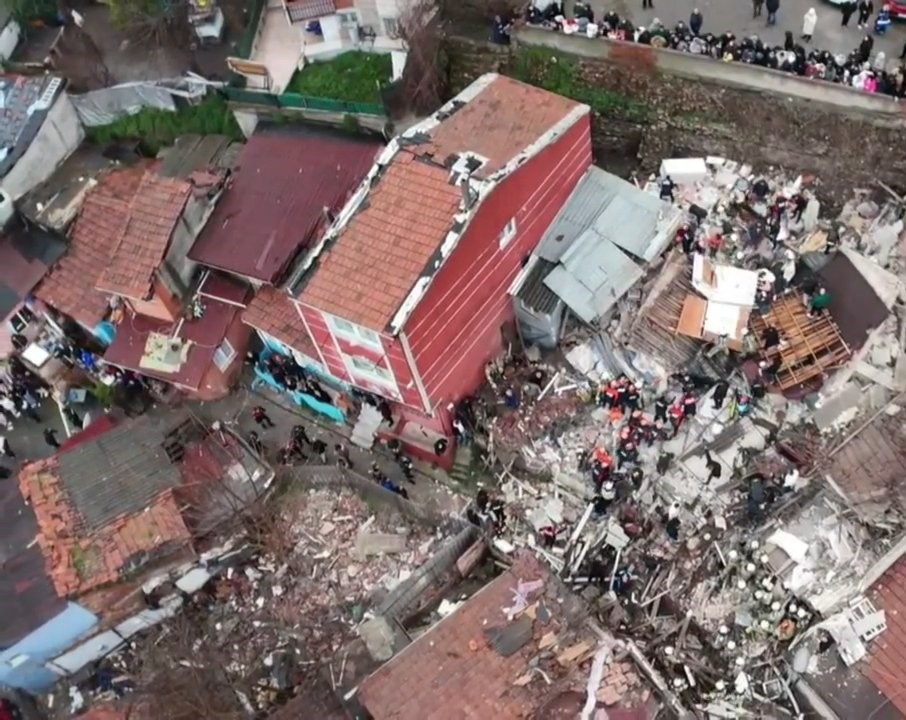 İstanbul Fatih'te 2 bina çöktü